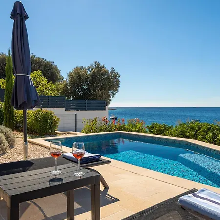 빌라 Capecarol 로고즈니차